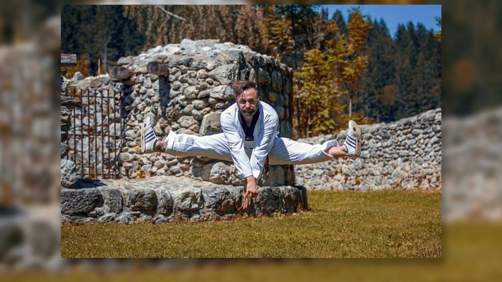 Taekwondo Sportler im Freien, Spagat